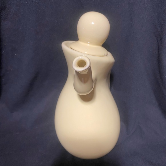 Teapot Retro vintage, cheeky, dancing, butter yellow teapot - Picture 5 of 16